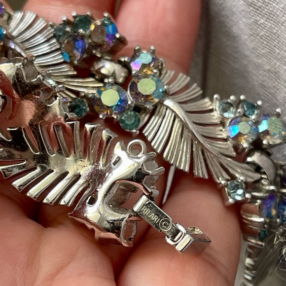 CROWN TRIFARI | Vtg | Blue Aurora Borealis (AB) Crystals Rhinestones 7" Bracelet - Picture 3 of 14